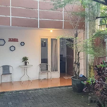 Syafa Homestay Syariah Mitra Reddoorz Tuban  Exterior foto