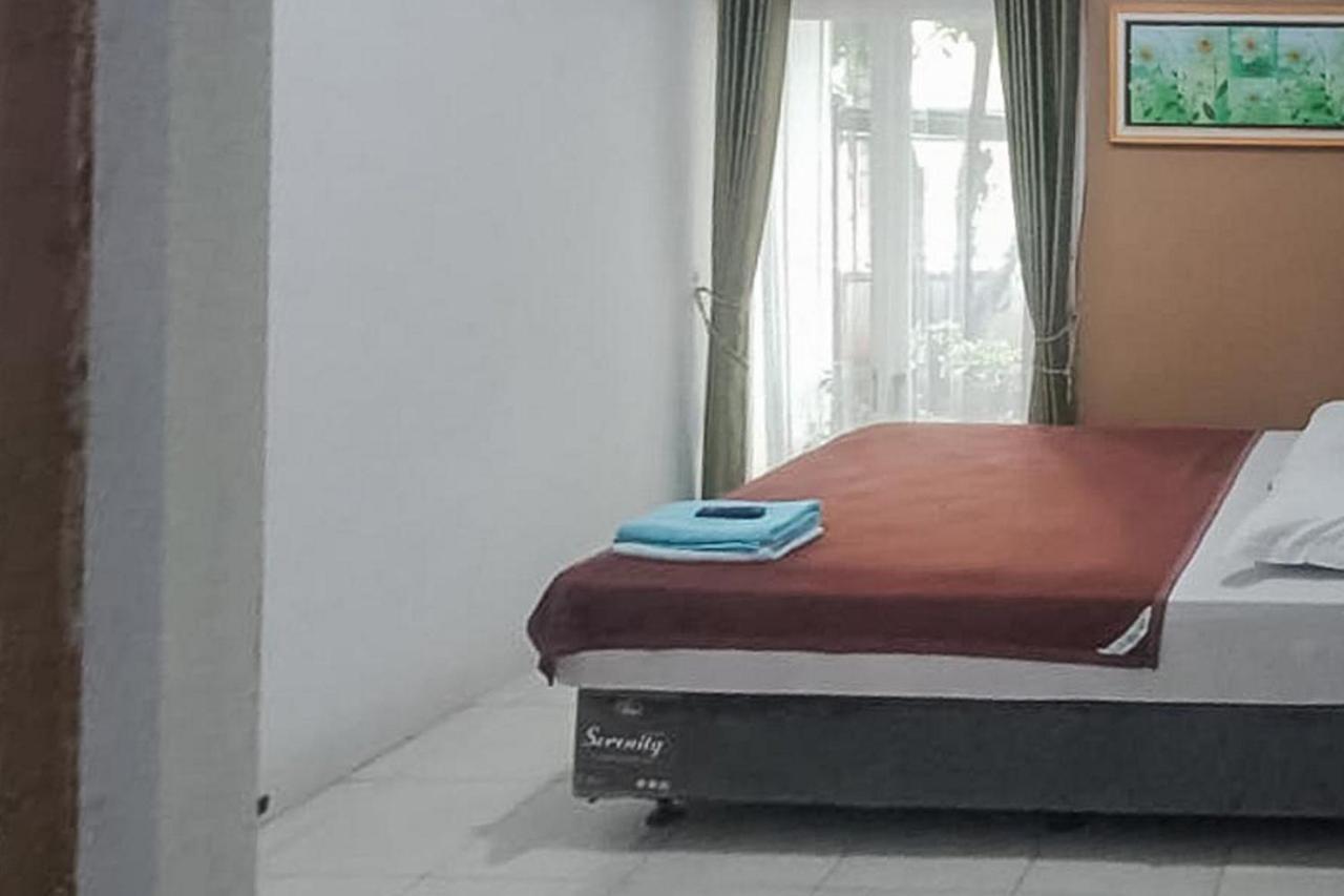 Syafa Homestay Syariah Mitra Reddoorz Tuban  Exterior foto