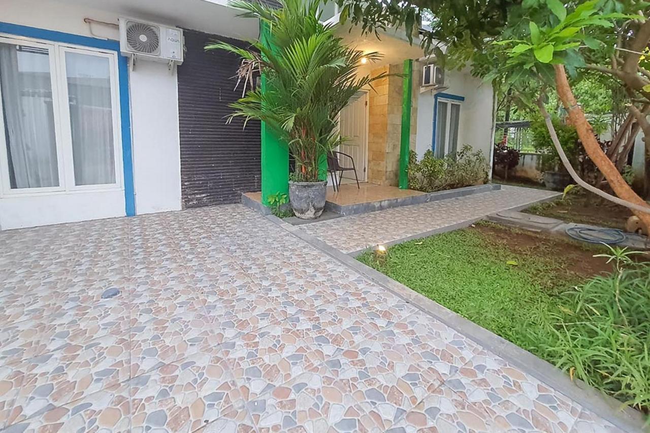 Syafa Homestay Syariah Mitra Reddoorz Tuban  Exterior foto