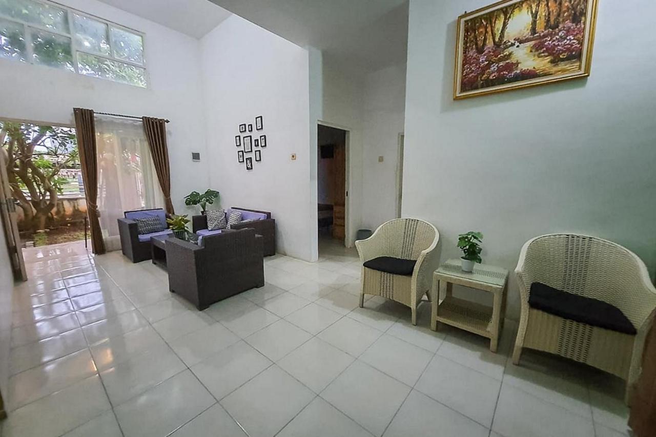 Syafa Homestay Syariah Mitra Reddoorz Tuban  Exterior foto